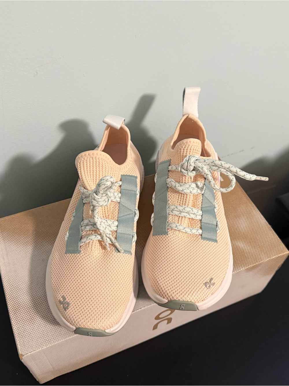 On Cloud Women’s Runners Peach Knit pull on Sneakers! NWB